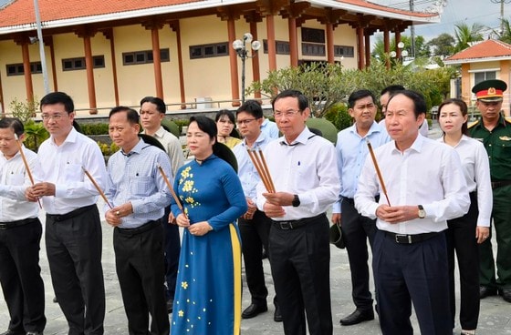 Đoàn đại biểu Trung ương và TPHCM đến dâng hoa, dâng hương các anh hùng liệt sĩ tại Khu di tích lịch sử Láng Le - Bàu Cò và Khu Truyền thống cách mạng cuộc Tổng tiến công và nổi dậy Xuân Mậu Thân 1968 tại huyện Bình Chánh. Ảnh: VIỆT DŨNG