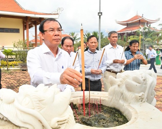 Bí thư Thành ủy TPHCM Nguyễn Văn Nên dâng hương, tưởng niệm các anh hùng liệt sĩ. Ảnh: VIỆT DŨNG