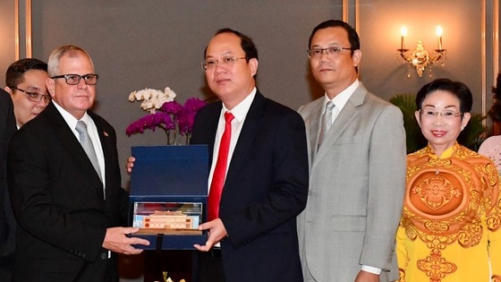 Phó Bí thư Thành ủy TPHCM Nguyễn Hồ Hải tặng quà lưu niệm Tổng thư ký Quốc hội và Hội đồng Nhà nước Cuba Homero Acosta Alvarez. Ảnh: VIỆT DŨNG