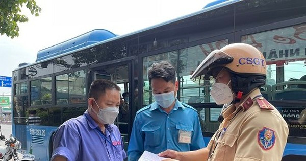 CSGT TPHCM tăng cường xử lý xe dừng, đón khách không đúng quy định