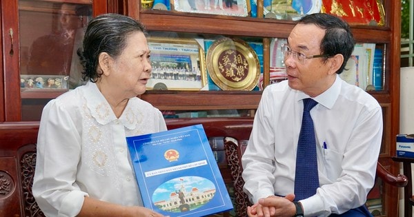 Bí thư Thành ủy Nguyễn Văn Nên thăm, chúc mừng các nhà giáo lão thành