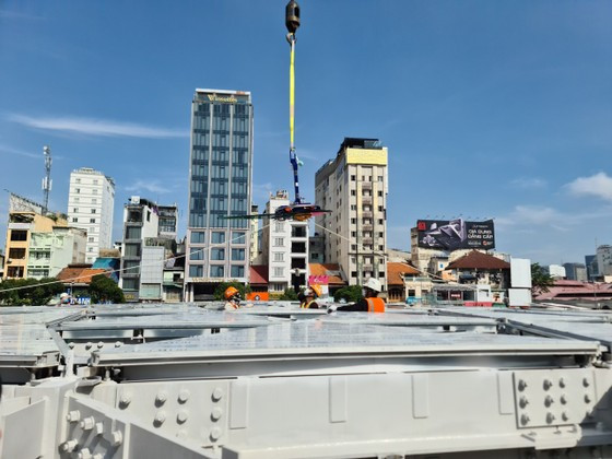 Với kết cấu vòm lớn, việc thi công và hoàn thiện rất khó khăn. Trong quá trình hoàn thiện, càng lắp vật liệu lên mái thì mái sẽ càng lún xuống. Đội ngũ chuyên gia, kỹ sư phải giám sát, tính toán kỹ lưỡng để các vật liệu có thể ghép chính xác lại với nhau, cũng như đảm bảo chất lượng tốt nhất cho dự án.