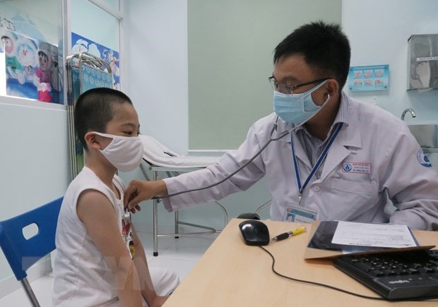 Khám bệnh cho bệnh nhi. (Nguồn: TTXVN)
