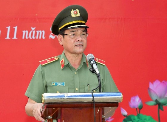 Thiếu tướng Lê Hồng Nam, Giám đốc Công an TPHCM phát động lễ ra quân. Ảnh: VIỆT DŨNG 