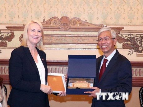 Ông Võ Văn Hoan, Phó Chủ tịch UBND Thành phố Hồ Chí Minh và bà Nicole Manison, Phó Thủ hiến Vùng lãnh thổ Bắc Australia (Australia), trao đổi quà lưu niệm. (Ảnh: Xuân Khu/TTXVN)