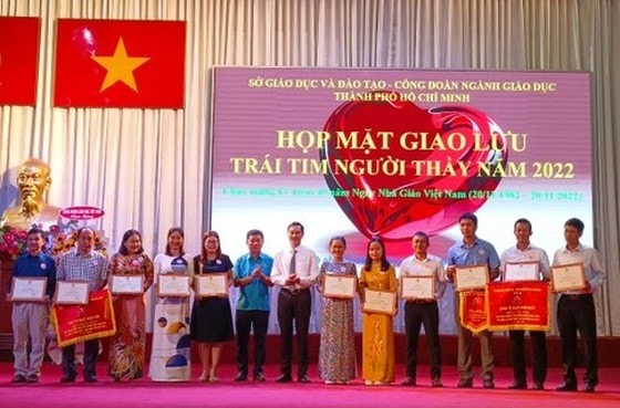 Công đoàn ngành giáo dục thành phố tặng bằng khen cho các cá nhân tham gia Hội thao 