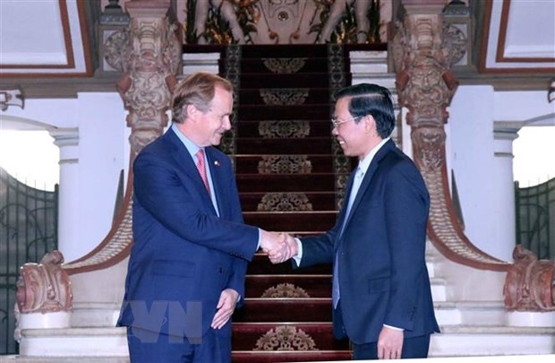 Chủ tịch Ủy ban Nhân dân Thành phố Hồ Chí Minh Phan Văn Mãi (phải) tiếp ông Gustavo Eduado Bordet. (Ảnh: Xuân Khu/TTXVN)