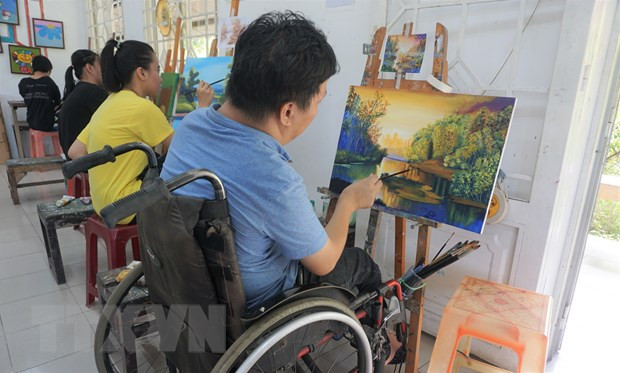 Tranh do người khuyết tật vẽ dù không đạt yêu cầu cao về kỹ thuật nhưng rất có hồn bởi chứa đựng tất cả tình cảm, tâm huyết của người vẽ. (Ảnh: Thu Hoài/TTXVN))