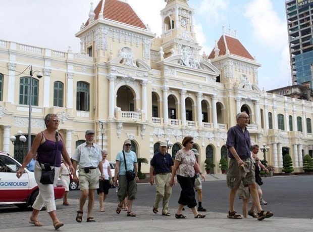 Du khách tham quan Thành phố Hồ Chí Minh. (Ảnh: Thanh Vũ/TTXVN)