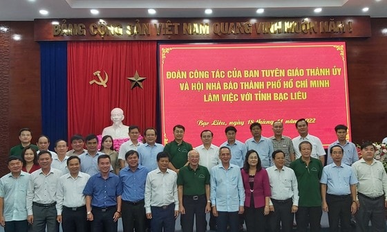 Đoàn công tác chụp ảnh lưu niệm với lãnh đạo tỉnh Bạc Liêu