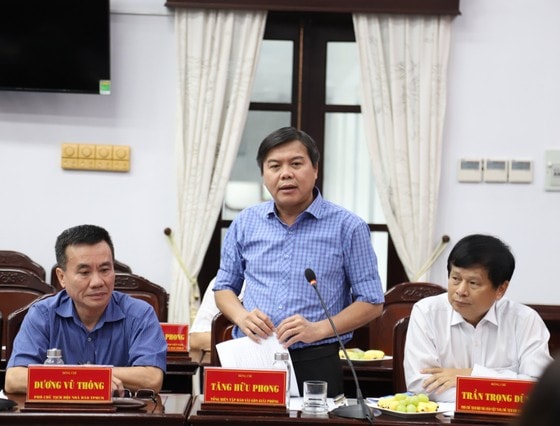 Đồng chí Tăng Hữu Phong, Tổng Biên tập Báo SGGP phát biểu tại buổi làm việc với Tỉnh ủy Bạc Liêu