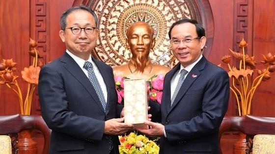 Bí thư Thành ủy TPHCM Nguyễn Văn Nên tặng quà ông Yamada Takio, Đại sứ đặc mệnh toàn quyền Nhật Bản tại Việt Nam. Ảnh: VIỆT DŨNG