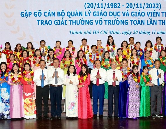 Bí thư Thành ủy TPHCM Nguyễn Văn Nên cùng các đồng chí lãnh đạo TPHCM, Bộ GD-ĐT với các nhà giáo tiêu biểu được tuyên dương Ảnh: HOÀNG HÙNG