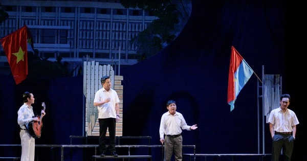 Vở cải lương “Thành phố buổi bình minh” biểu diễn phục vụ cán bộ, đảng viên