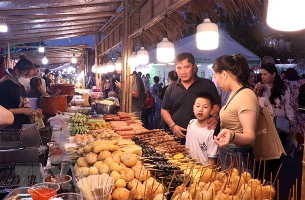 Nhiều món ăn đường phố đặc sắc được giới thiệu tại Lễ hội Ẩm thực Thắm tình hữu nghị khối ASEAN 2022 . (Ảnh: Xuân Khu/TTXVN)