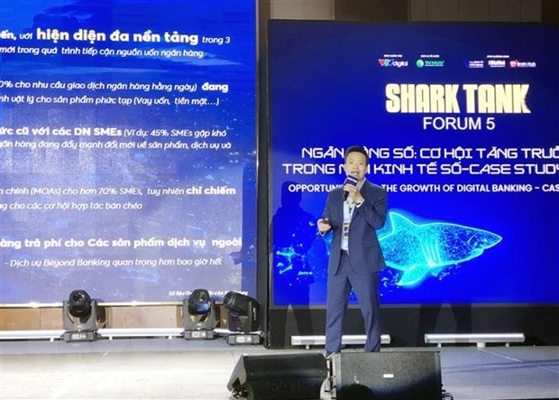 Ông Vũ Hồng Phú, Thành viên Ban điều hành MB Bank kiêm Tổng giám đốc MB Ageas Life chia sẻ kinh nghiệm chuyển đổi số trong lĩnh vực ngân hàng tại Shark Tank Forum 2022. (Ảnh: Mỹ Phương/TTXVN)