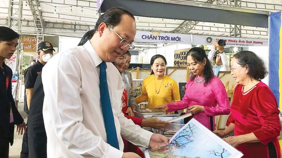 Phó Bí thư Thành ủy TPHCM Nguyễn Hồ Hải tham quan gian hàng tại Hội chợ Nhiếp ảnh quốc tế