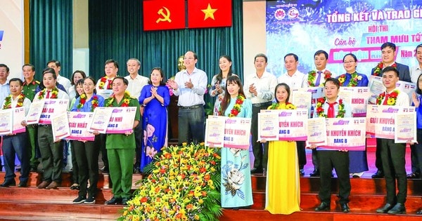 Trao giải hội thi Tham mưu tốt - Dân vận khéo