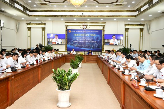 Quang cảnh phiên họp giải trình về hiệu quả quản lý Nhà nước trong hoạt động quảng cáo trên địa bàn TPHCM. Ảnh: DŨNG PHƯƠNG