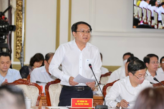 Giám đốc Sở TT-TT TPHCM Lâm Đình Thắng cho rằng hoạt động quảng cáo ngoài trời, đặc biệt với bảng quảng cáo led có gắn Internet chưa được quan tâm đúng mức. Ảnh: DŨNG PHƯƠNG