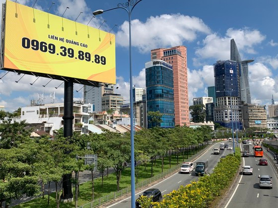 Hoạt động quảng cáo ngoài trời chưa được quan tâm đúng mức. Ảnh: DŨNG PHƯƠNG