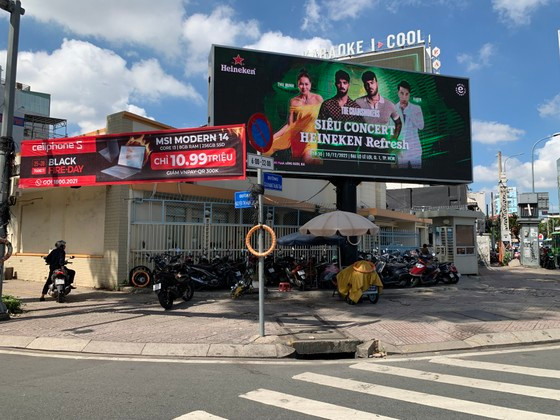 Quảng cáo tại giao lộ Nguyễn Thị Minh Khai- Cách Mạng Tháng Tám. Ảnh: DŨNG PHƯƠNG