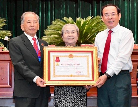Bí thư Thành ủy TPHCM Nguyễn Văn Nên trao Huân chương Lao động hạng Nhì do Chủ tịch nước tặng Câu lạc bộ Truyền thống kháng chiến TPHCM. Ảnh: VIỆT DŨNG