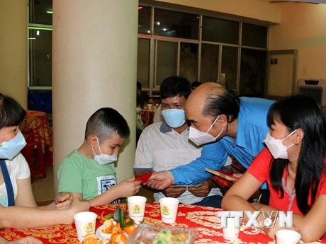 Dồn sức chăm lo Tết cho lao động nghèo, mất việc và bị ngưng hợp đồng