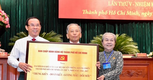 Bí thư Thành ủy TPHCM Nguyễn Văn Nên trao Bảng đồng với 8 chữ vàng: “Trung kiên – Đoàn kết – Gương mẫu – Đổi mới” của Ban Chấp hành Đảng bộ TPHCM tặng Đại hội đại biểu Câu lạc bộ Truyền thống kháng chiến TPHCM lần thứ V, nhiệm kỳ 2022-2027. Ảnh: VIỆT DŨNG