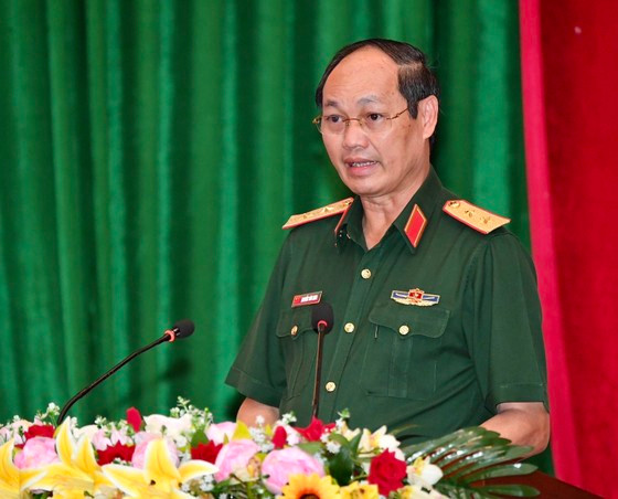 Trung tướng Nguyễn Văn Nam, Phó Bí thư Đảng ủy Quân sự TPHCM, Tư lệnh Bộ Tư lệnh TPHCM báo cáo kết quả năm 2022. Ảnh: VIỆT DŨNG