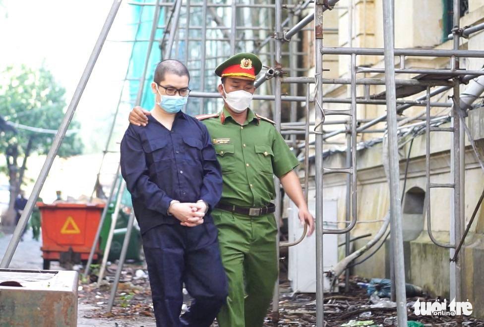 Sáng nay 8-12, chủ tịch Công ty Alibaba Nguyễn Thái Luyện và 22 đồng phạm hầu tòa