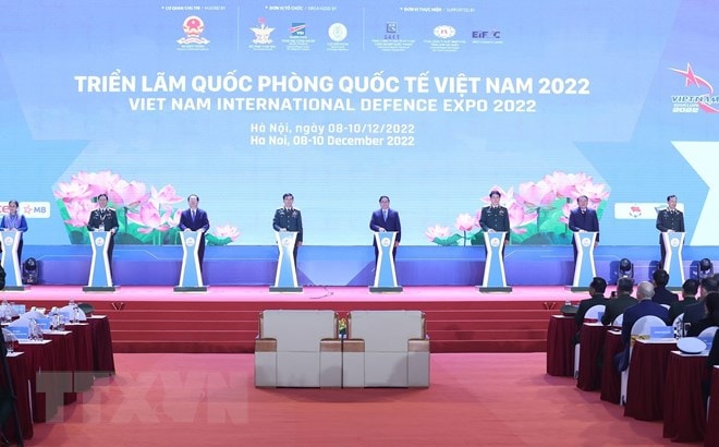Thủ tướng Phạm Minh Chính và các đại biểu bấm nút khai mạc Triển lãm Quốc phòng quốc tế Việt Nam 2022. (Ảnh: Dương Giang/TTXVN)