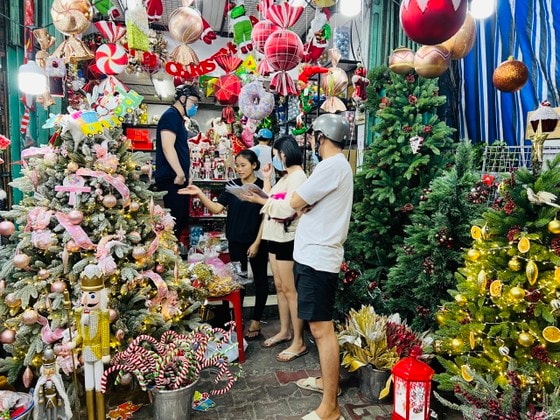 Những cửa hàng trên đường Hải Thượng Lãn Ông tấp nập khách đến mua sắm cho mùa lễ hội cuối năm