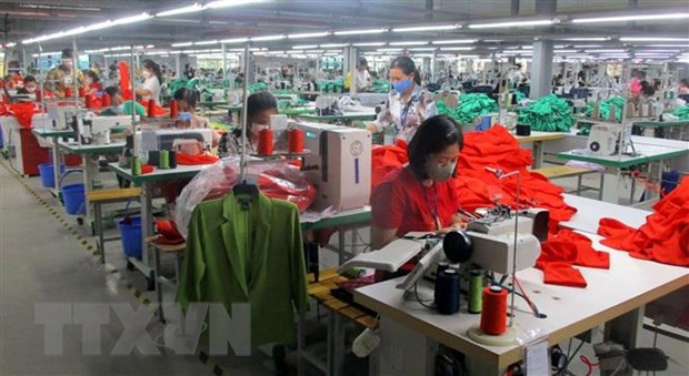 Công nhân Nhà máy may xuất khẩu Sơn Hà (thị xã Bỉm Sơn) bị giảm thu nhập do công ty thiếu đơn hàng. (Ảnh: Nguyễn Nam/TTXVN)