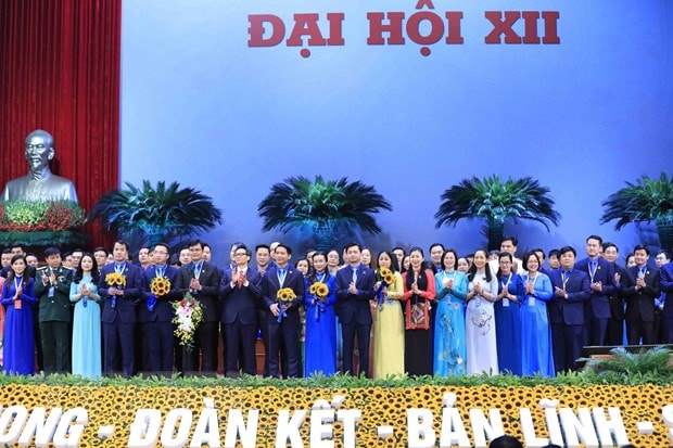 Phó Thủ tướng Vũ Đức Đam chúc mừng Ban Chấp hành Trung ương Đòan khoá XII. (Ảnh: Minh Đức/TTXVN)