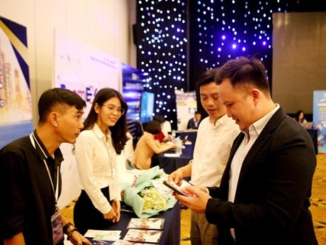 Công ty Fado giới thiệu giải pháp chuyển đổi số trong hoạt động xuất khẩu sang Trung Đông. (Ảnh: Thành Chung/TTXVN)