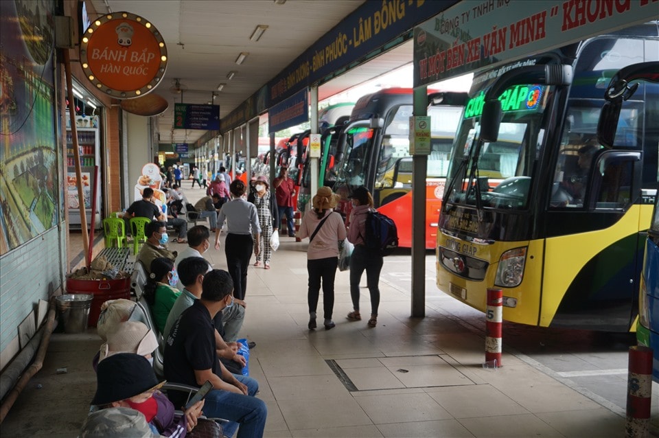 Hành khách chờ lên xe ở bến xe Miền Đông cũ (Quận Bình Thạnh). Ảnh: Minh Quân