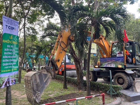 Các máy xúc đang tiến hành khởi công dự án