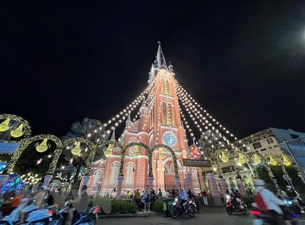 Nhà thờ Tân Định (quận 3) được trang trí bằng hàng trăm ngôi sao nhỏ lung linh sắc màu. (Ảnh: Thu Hương/TTXVN)