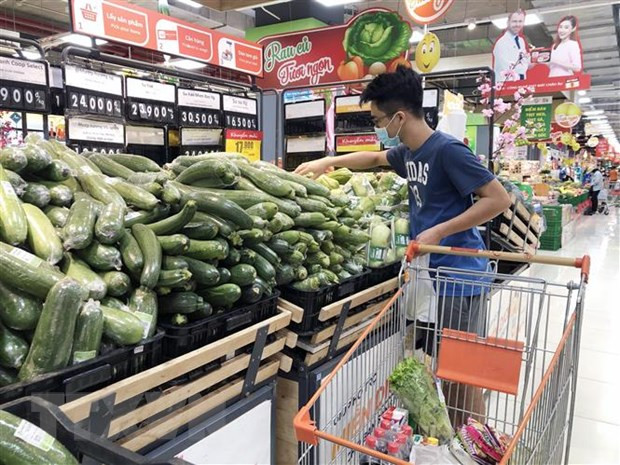 Nguồn cung rau củ, quả được cung ứng dồi dào phục vụ Tết Nguyên đán tại thị trường Thành phố Hồ Chí Minh. (Ảnh: Mỹ Phương/TTXVN)