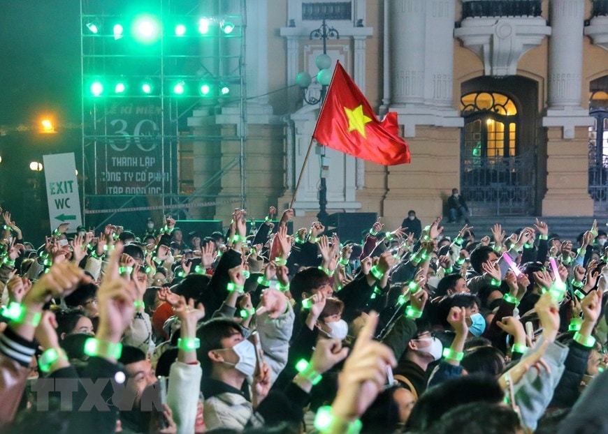 Đông đảo người dân đón chào năm mới tại Quảng trường Cách mạng tháng Tám, Hà Nội. (Ảnh: Tuấn Đức/TTXVN)