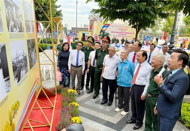 Các đại biểu tham quan Triển lãm. (Ảnh: Thu Hương/TTXVN)