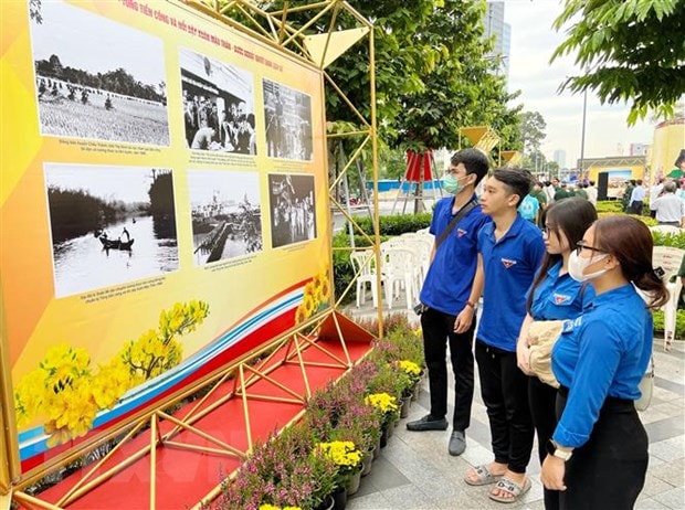 Các bạn đoàn viên thanh niên tham quan Triển lãm. (Ảnh: Thu Hương/TTXVN)