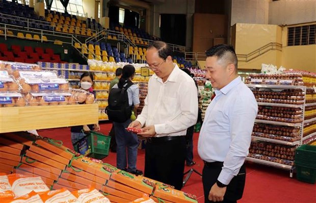 Ông Nguyễn Hồ Hải (phải), Phó Bí thư Thành ủy Thành phố Hồ Chí Minh tham quan gian hàng của 