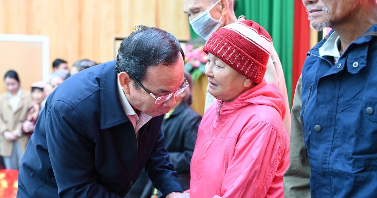 Bí thư Thành ủy TPHCM Nguyễn Văn Nên thăm, tặng quà bà con tỉnh Lâm Đồng