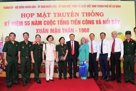 Phó Bí thư Thành ủy TPHCM Nguyễn Văn Hiếu cùng các lãnh đạo, đại biểu dự họp mặt. Ảnh: VIỆT DŨNG