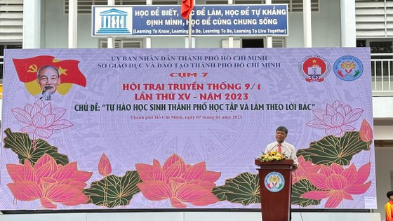 Giám đốc Sở GD-ĐT TPHCM Nguyễn Văn Hiếu phát biểu tại cụm trại THPT Võ Trường Toản (quận 12)