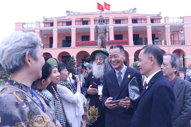 Đại biểu kiều bào về tham dự chương trình lãnh đạo Thành phố Hồ Chí Minh họp mặt với người Việt Nam ở nước ngoài mừng Xuân Quý Mão 2023 gặp gỡ trước tượng đài Hồ Chủ tịch trước Bảo tàng Hồ Chí Minh-chi nhánh Thành phố Hồ Chí Minh. (Ảnh: Xuân Khu/TTXVN)