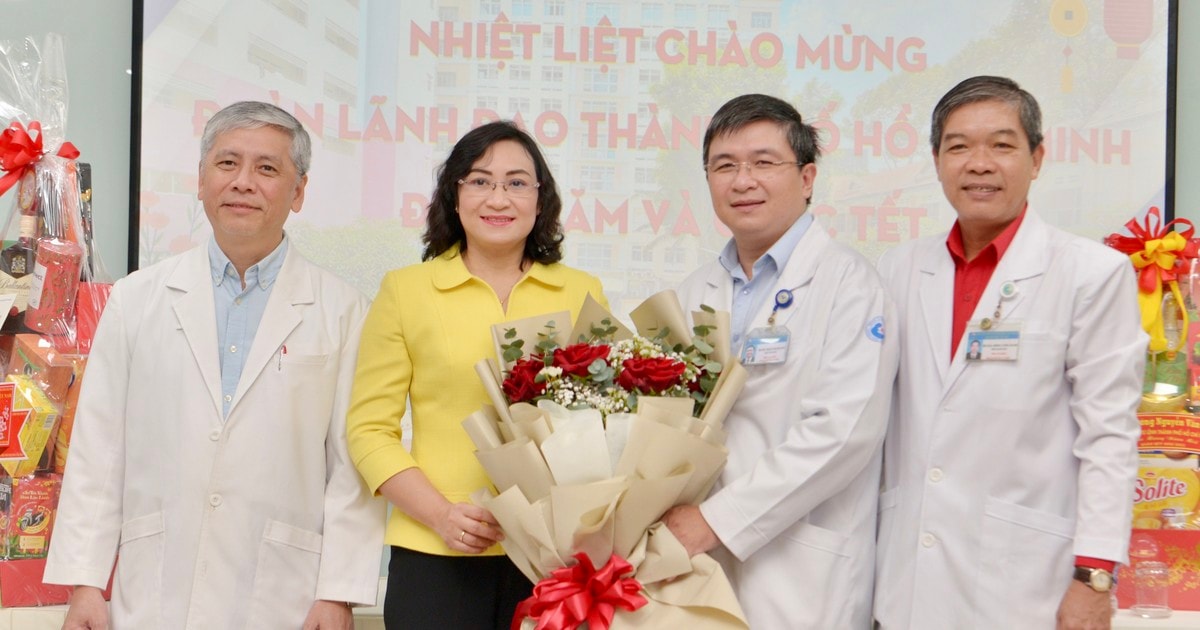 Thứ trưởng Bộ Công thương Phan Thị Thắng thăm, chúc tết Bệnh viện Từ Dũ và các đơn vị quân đội