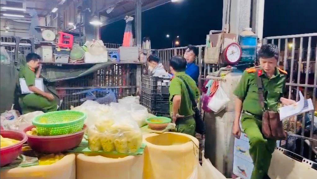3 cơ sở dùng hóa chất tẩy trắng gần 2 tấn măng, ngó sen ở Chợ Bình Điền